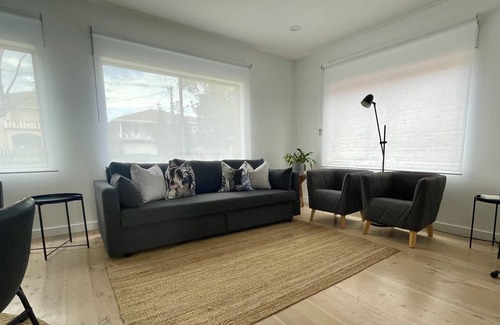 Haberfield Apartment | Central Italian Haberfield Village 5* eateries. Pet/family friendly. Free park.