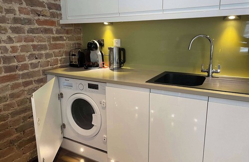 Kemptown Apartment | Central Kemptown Studio Vibrant Retreat