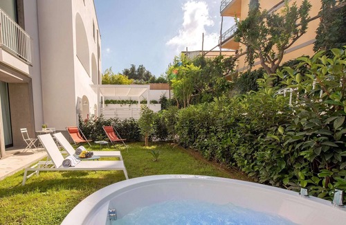 Sant'Agnello Condo | Central lavish serviced studio flat with patio, jacuzzi and BBQ