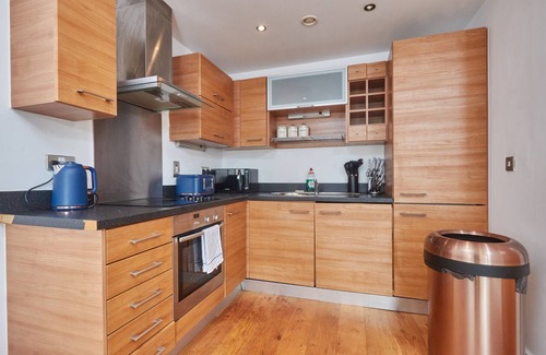 Leeds Apartment | Central Leeds Dock Apt & Free Secure Parking!
