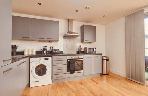 Leeds Apartment | Central Leeds Dock Apt, Free Secure Parking! 2 Bed