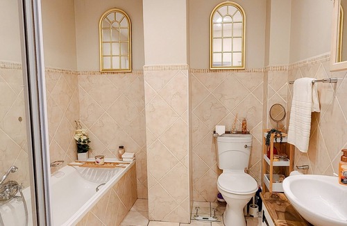 Paarl Apartment | Central located on the Main rd, fully equiped apartment.