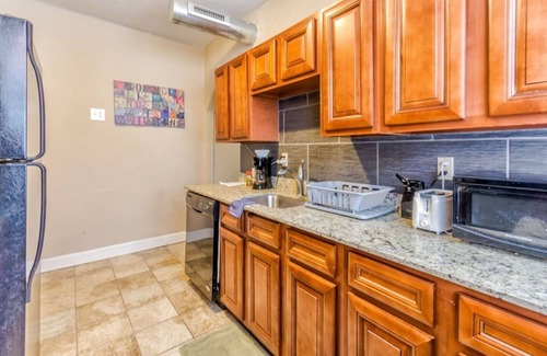 DeBaliviere Place Condo | Central location-King + Queen Beds-Steps to Metrolink & Off-Street Parking