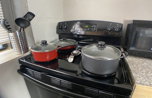 DeBaliviere Place Condo | Central location-King + Queen Beds-Steps to Metrolink & Off-Street Parking