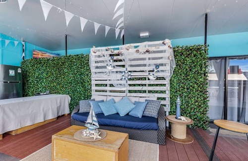 Airlie Beach Apartment | Central Location with function deck sleeps 20