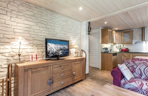 La Clusaz Apartment | Central Location, Walk to Shops, Close to Ski Lifts, Garage Included
