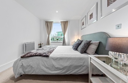 Vauxhall Apartment | Central LONDON 2 Bedroom US EMBASSY London Eye and Riverside view panoramic balcony