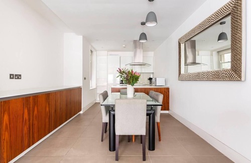 Royal Borough of Kensington and Chelsea Apartment | Central London - 2 Beds - Sleeps 4 - Lift