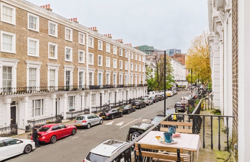 Westbourne Green Apartment | Central London 3BR in a British Stucco Townhouse