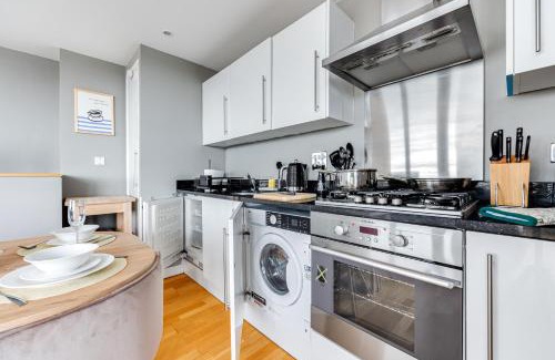 Bedford Apartment | Central Lux Penthouse with Balcony, Terrace & Prking