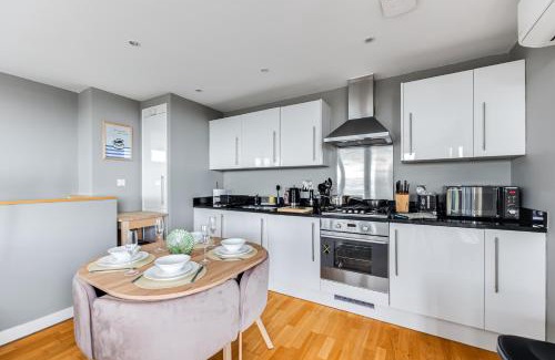 Bedford Apartment | Central Lux Penthouse with Balcony, Terrace & Prking