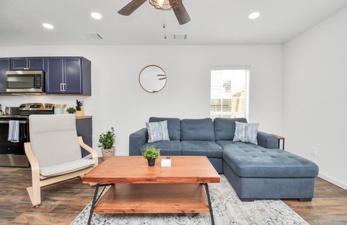 MacGregor House | Central Luxe Retreat - Sleeps 8 - Free Parking