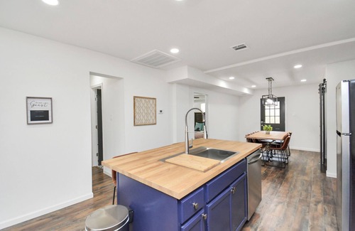 MacGregor House | Central Luxe Retreat - Sleeps 8 - Free Parking