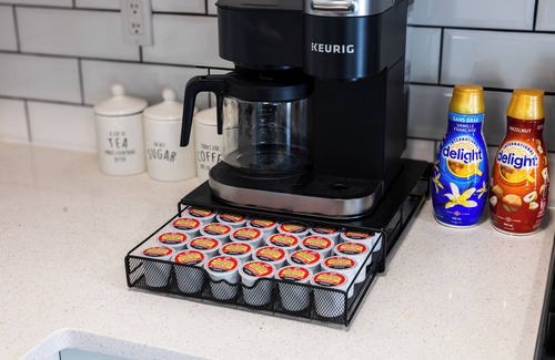 Southwest Calgary House | Central Luxury 4 Bed Home with A/C | Fast wifi | Rainfall showers | BBQ