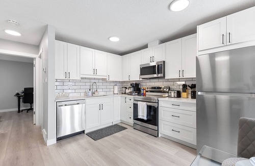 Southwest Calgary House | Central Luxury 4 Bed Home with A/C | Fast wifi | Rainfall showers | BBQ