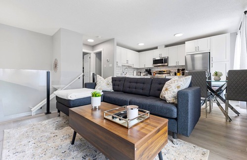 Southwest Calgary House | Central Luxury 4 Bed Home with A/C | Fast wifi | Rainfall showers | BBQ