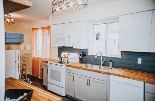 Lynchburg House | Central LYH Getaway | 5 Beds + Private Parking