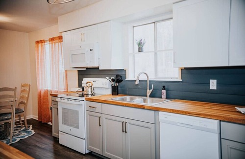 Lynchburg House | Central LYH Getaway | 5 Beds + Private Parking