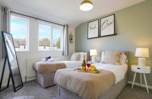 Milton Keynes House | Central MK House with Free Parking, Fast Wifi, and Smart TV with Xbox, Sky TV Packages and Netflix by Yoko Property