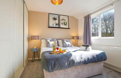Milton Keynes House | Central MK House with Free Parking, Fast Wifi, and Smart TV with Xbox, Sky TV Packages and Netflix by Yoko Property