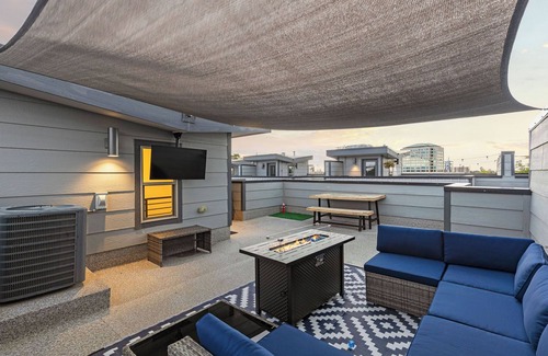 University Hills House | Central Modern Denver Townhome w Private Rooftop Near DU