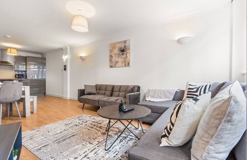 Leeds Apartment | Central Modern Flat - Sleeps 6 - Free Parking