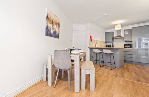 Leeds Apartment | Central Modern Flat - Sleeps 6 - Free Parking