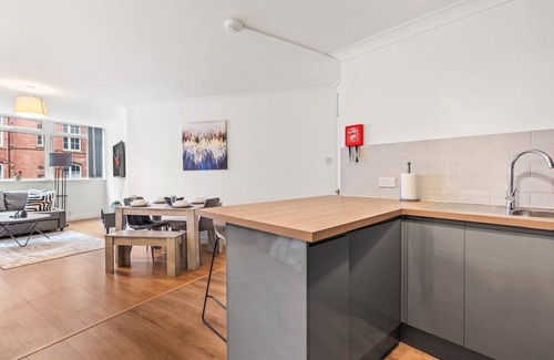 Leeds Apartment | Central Modern Flat - Sleeps 6 - Free Parking