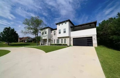 Ederville House | Central Modern Home in DFW Fort Worth Arlington