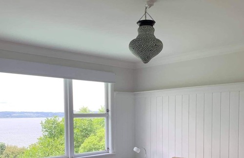 Kawaha Point House | CENTRAL, MODERN, MAGNIFICENT LAKE VIEW, 3 BATHROOMS. SLEEPS 10. PET FRIENDLY.