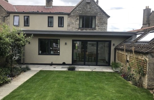 Helmsley House | Central Modern open plan house 3 ensuite bedrooms, dog friendly.