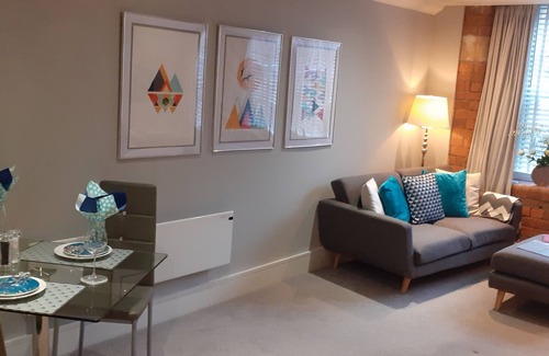 York House | Central Modern Studio. Parking Available