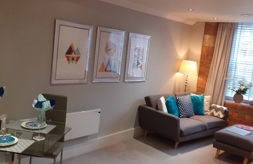 York House | Central Modern Studio. Parking Available