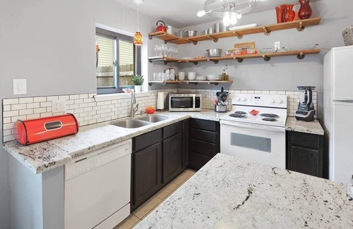 College Station House | Central Modern Condo 2/2.5