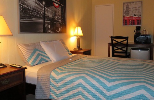 White Plains Hotel | Central Motel Courtyard