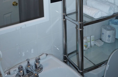 White Plains Hotel | Central Motel Courtyard