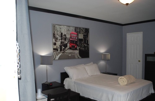 White Plains Hotel | Central Motel Courtyard