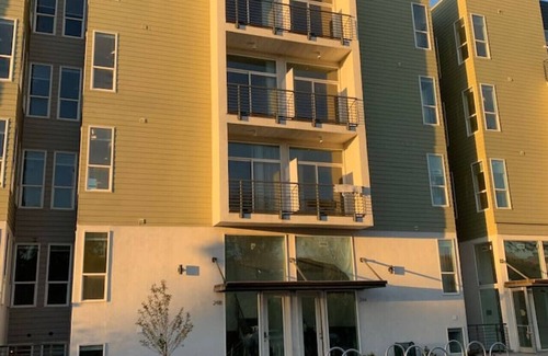 People's Freeway Apartment | Central Ninth Lofty Sun Filled B05