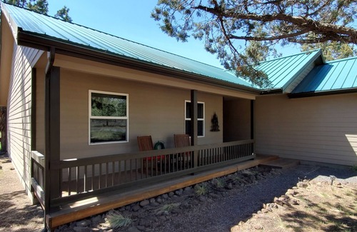 Crooked River Ranch House | Central Oregon Escape - Mountain Views - Hot Tub - AC and Fireplace