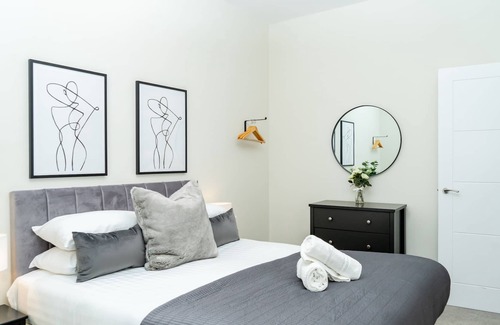 Shrewsbury Apartment | Central, Parking, Near train station, Castle view