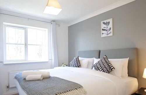Stafford House | Central Peaceful Home with Parking, Garden, Wi-Fi