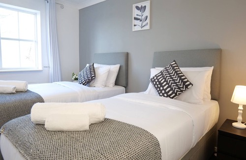 Stafford House | Central Peaceful Home with Parking, Garden, Wi-Fi