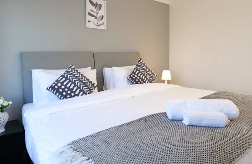 Stafford House | Central Peaceful Home with Parking, Garden, Wi-Fi