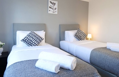 Stafford House | Central Peaceful Home with Parking, Garden, Wi-Fi