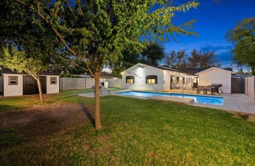 Camelback East House | Central Phx Cottage With Free Private Heated Pool!