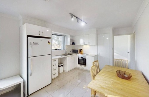 Rockingham Apartment | Central Rockingham Escape 2BR 2BA Parking
