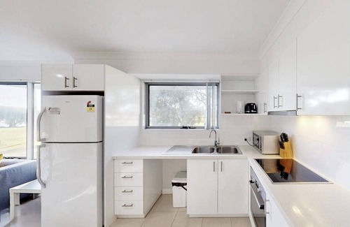 Rockingham Apartment | Central Rockingham Escape 2BR 2BA Parking