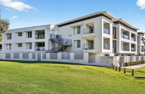 Rockingham Apartment | Central Rockingham Escape 2BR 2BA Parking