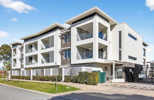 Rockingham Apartment | Central Rockingham Escape 2BR 2BA Parking