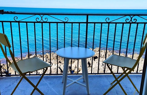 Old Town House | Central Room With Balcony And Amazing Sea View